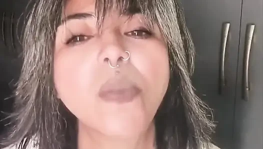 Güzel Beyaz Takım Elbiseyle Sigara İçmek Talimatları