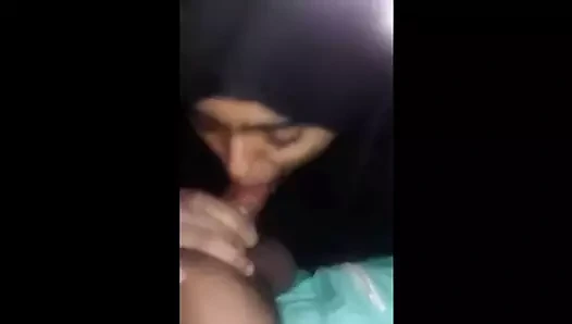 Hintli tesettürlü kız oral seks yapıyor