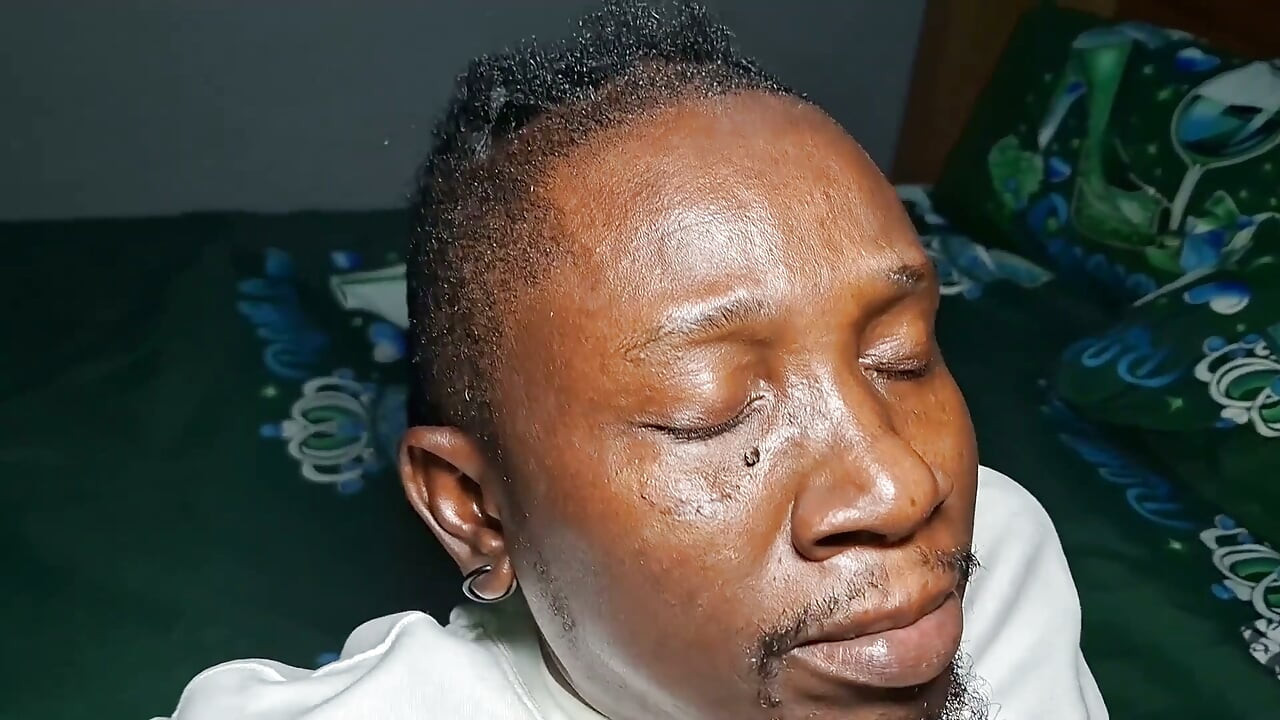 Rodrigo büyük siyah yarağıyla Afrikalı iri güzel kadın ateşli amcığını parçalıyor