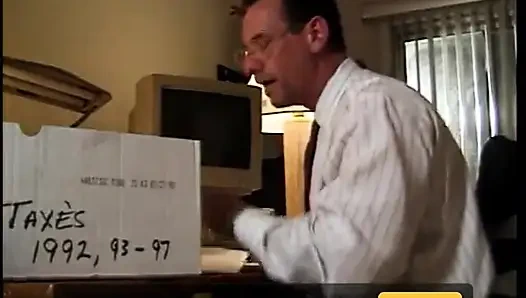 Sürtük denetçi için bacaklarını açıyor ve mastürbasyon yapıyor