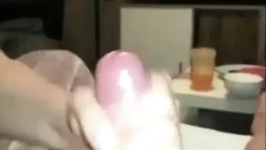 Evli kadın boşalana kadar büyük zenci okşuyor