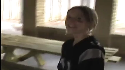 Sevimli genç pisi futbol oynamak istiyor