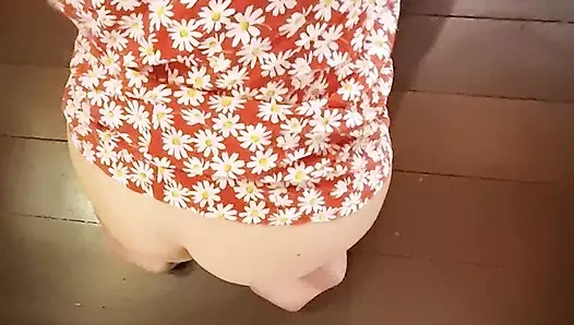 Odadaki bebek bakıcısını sikiyorum. oral seks ve doggystyle sırtında cum ile.