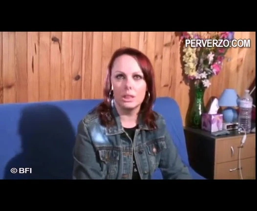 Kızıl saçlı orta yaşlı seksi kadın beyaz yarağı göt deliğine alıyor