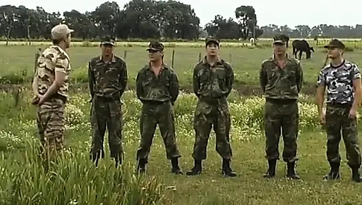 Askeri eşcinseller açık havada grup seks ihtiyaçlarını karşılıyor