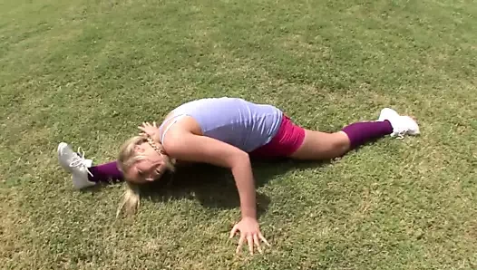 Genç sarışın ally kay amına büyük bir yarak alıyor