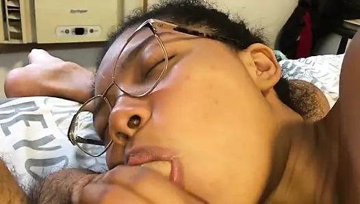 Üvey kız tükürerek sidik suyunu içiyor