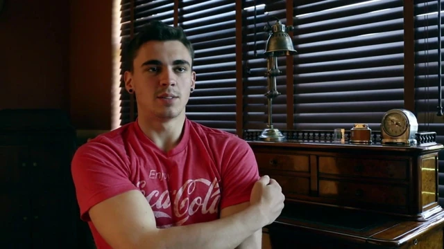 Suburbanboys' dylan farrell ilk videosunda otuzbir çekiyor!