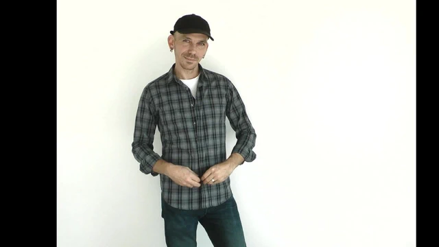 Mark tüm kıyafetlerini çıkarır.