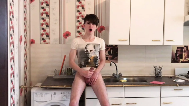 Seksi genç mastürbasyon kapalı ve boşalmak sert içinde mutfak