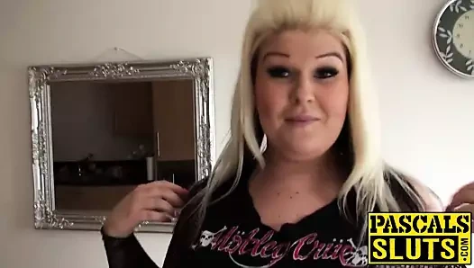 Büyüleyici kız erkekliğine itaat eder ve hayalini gerçekleştirir