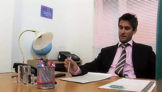 Sarışın orta yaşlı seksi kadın ofisinde genç delikanlının sikini emiyor