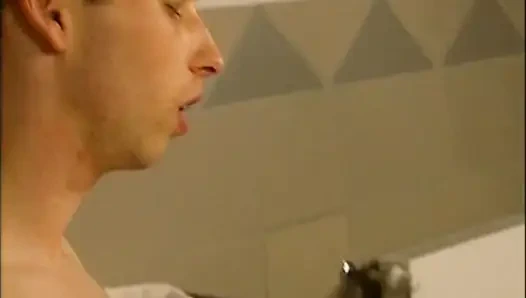 Sıkı amcıklı genç klasik kız büyük yarakla sikiliyor ve ağzına boşalıyor