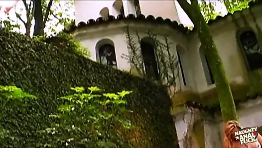 Amında bir dil ve götünde bir yarak bu sarışını boşaltıyor