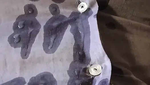 Adam erkek kendi üzerine boşalıyor