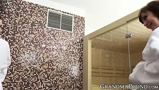 Sürtük anneanne baştan masum genç adam içine duş seks