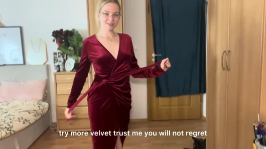 Dominatrix kıyafetleri açıkta deniyor