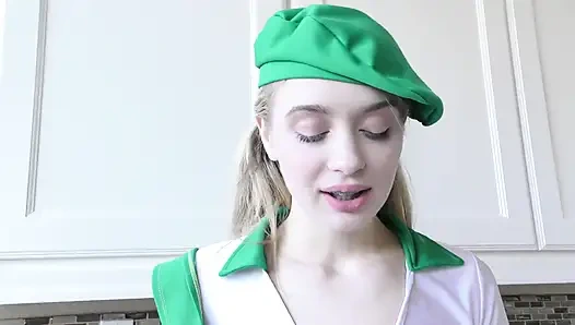 Diş teli takan genç kız hepsini alıyor