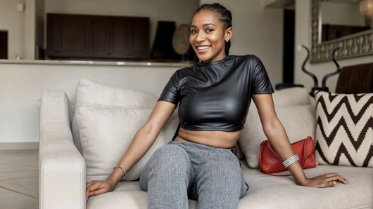 Güzel zenci kız utangaç başlıyor ve modellik görüşmesinde çıldırıyor!