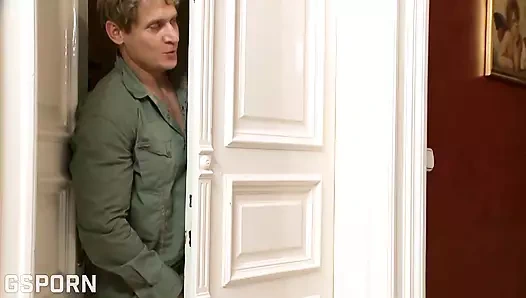 Ateşli üçlü grup seks seksi esmer orta yaşlı seksi kadının ıslak amını sikiyor