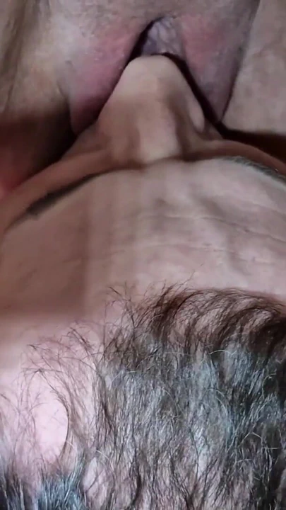 Ağıza işiyor ve amcık temizliği - tuvalet kölesi | Klip 1