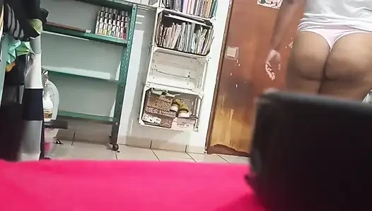 Karmica kızı odayı temiziyor, hamile tombul kız