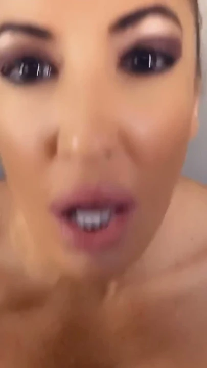 Büyük memeli seksi genç erkek avcısı Richelle'i tavlıyor