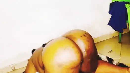 Beni çok sert sikiyor
