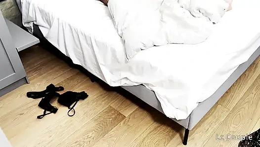 Karım orta yaşlı seksi arkadaşıyla eve geldi ve işler hızla kızıştı, ppov