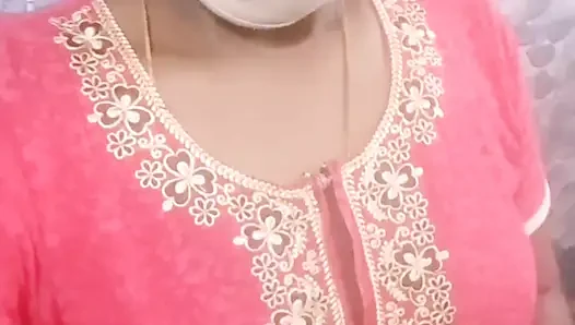 Hintli tamil yaramaz evli kadın Renu gizli banyoda çıplak azdırıyor ve şirket müdürü için sari giyiniyor! Indianhotwifex