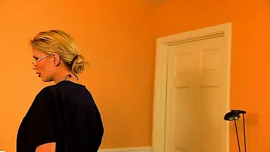 Seksi görünümlü orta yaşlı seksi kadın çok azgın hissediyor