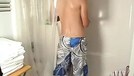 Chris ve Kevin ıslanıyor