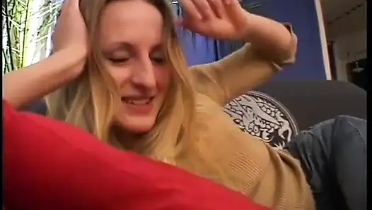 Seksi vücutlu güzel genç kız sert yarağı emiyor ve biniyor