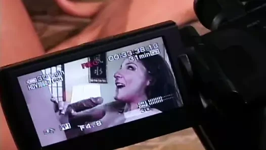 Dövmeli Lexi amını sikiyor ve göğüslerine boşalıyor