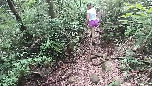 ZENGIN GENÇ BIR ADAMLA AÇıK HAVADA SERT SEKS