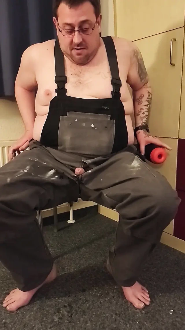 Oyuncağımla eğlendim ve overal'da boşal