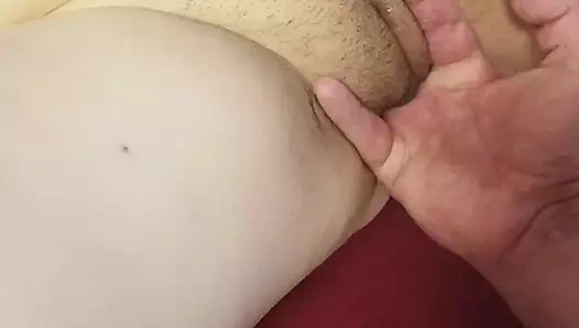 Orta yaşlı seksi kadın ev hanımı parmaklamayı ve fışkırtmayı seviyor