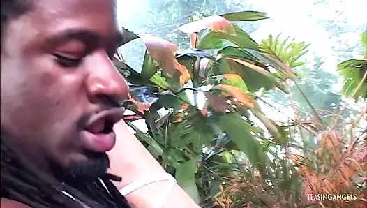 Dövmeli tatlım ağzına ve amına uzun bir siyah yarak alıyor