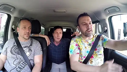 Birçok dövmeli ve renkli saçlı büyük götlü kız araba sikişi için alınıyor