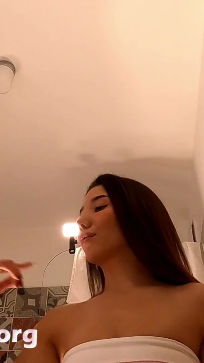 Sıcak seksi küçük memeli minyon Asyalı kız en kısa okul üniforması ekose etekle külotunu ve güzel götünü sergiliyor | Klip 2