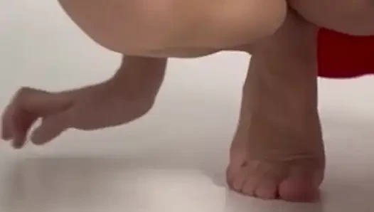 Bölüm 2 kırmızı etekli fkexible sıska kadınlar