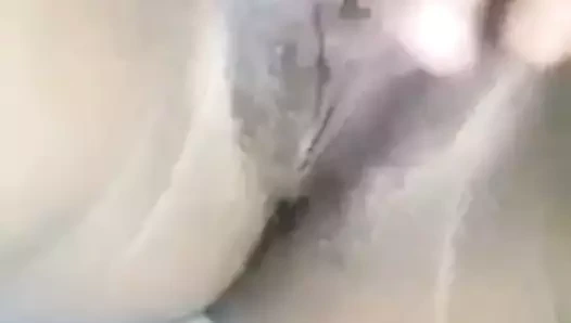 Jamaikalı kız bir ovmak onu klitoris ile horoz ötme içinde the backgro