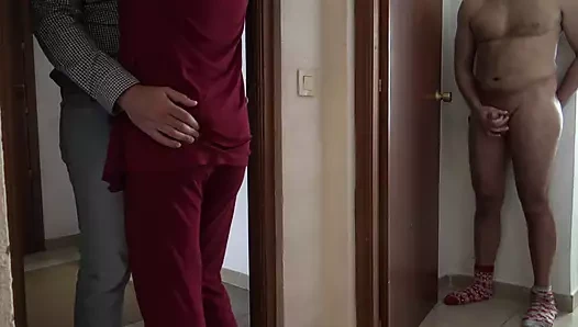 Azgın amatör evli kadın 18 yaşındaki kurye çocuğu gavat kocasının önünde baştan çıkarıyor