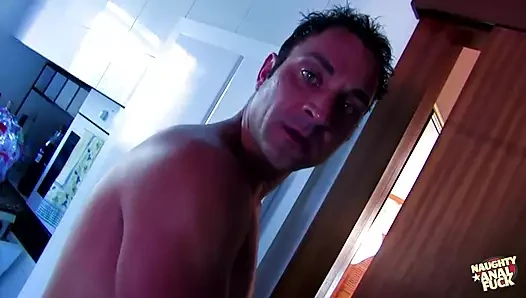 Bu seksi sürtük sikiliyor ve tüm vücudunu ve ağzını dölle kaplatıyor