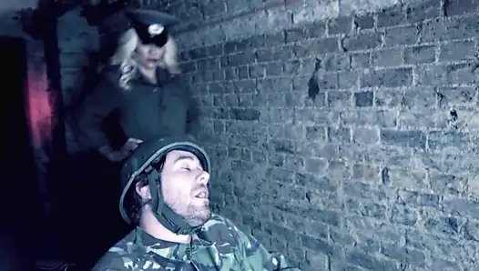 Hatun azıyor ve luke hotrod'ı vahşi bir sikiş için uyandırıyor