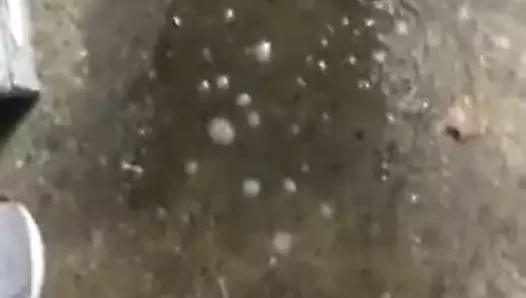 Maruz kaltak pis jess pissing içinde bir sandalye