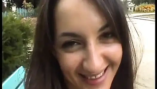 Güzel lisa kendini çok ateşli bir yolculuğa atıyor!