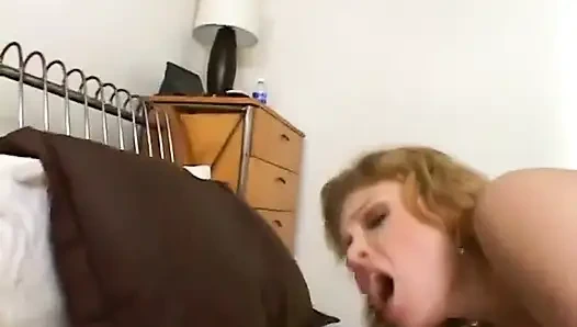 Tatlı kıvırcık saçlı sarışın yarak almayı biliyor