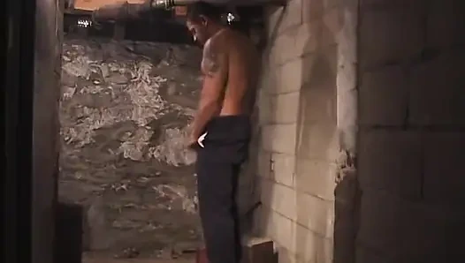 Etini bodrumda ovuyor