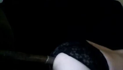 İç çamaşırlı ateşli göt yapay penisle çalışıyor